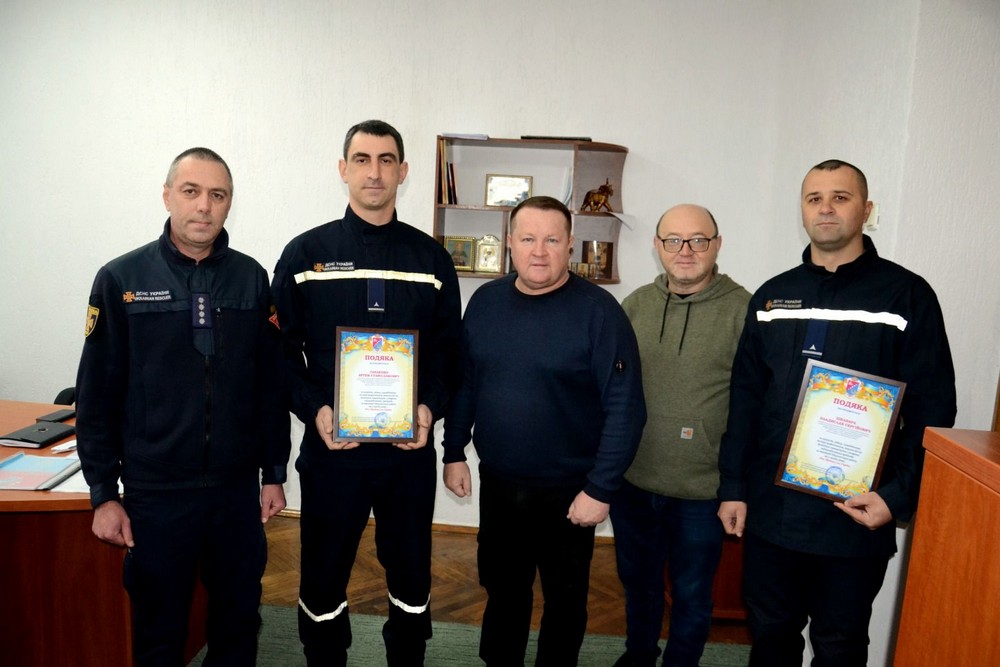Героїв треба знати поіменно: начальник Нікопольської РВА вручив подяки двом працівникам ДСНС 1 Начальник Нікопольської РВА Іван Базилюк сьогодні вручив подяки двом працівникам ДСНС.