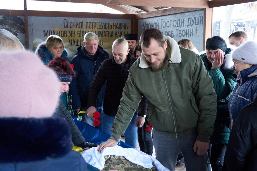 Його називали «Наш Чіп і Дейл», бо допомагав кожному: Нікополь сьогодні простився з молодим Захисником (фото) Його називали «Наш Чіп і Дейл», бо допомагав кожному: Нікополь сьогодні простився з молодим Захисником (фото)