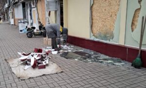 У Нікополі усувають наслідки обстрілів, встановлюють габіони, прибирали сніг, обрізають гілки та зносять аварійні дерева: про роботу комунальників на цьому тижні (фото)