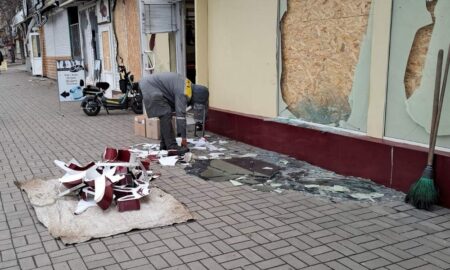 У Нікополі усувають наслідки обстрілів, встановлюють габіони, прибирали сніг, обрізають гілки та зносять аварійні дерева: про роботу комунальників на цьому тижні (фото)