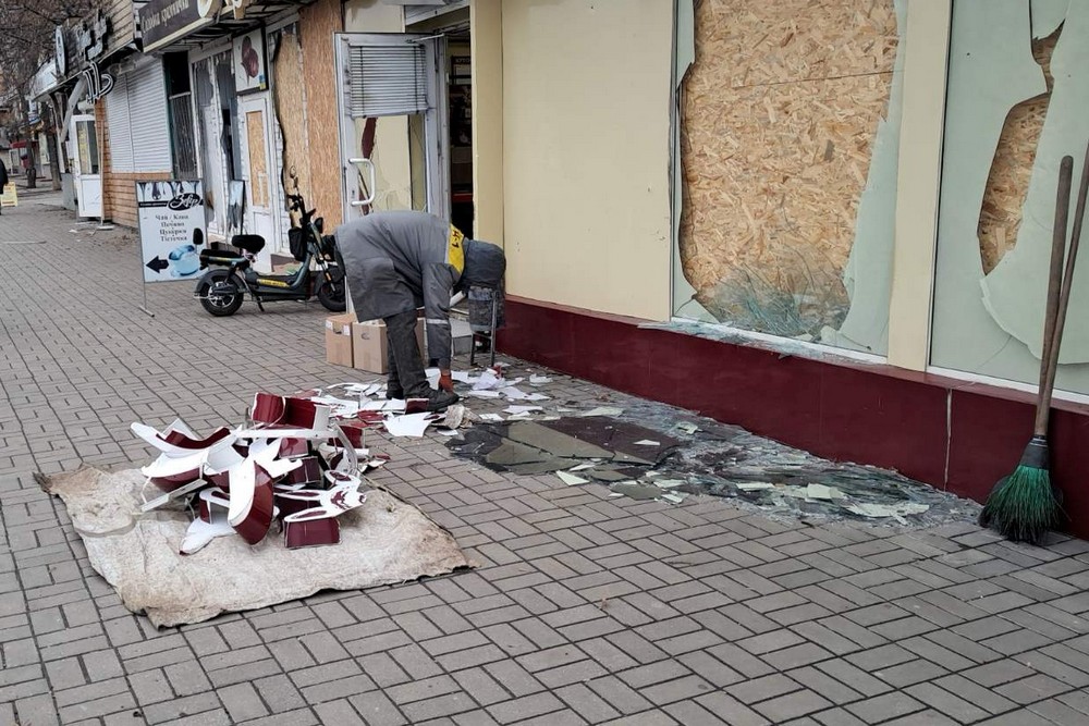 У Нікополі усувають наслідки обстрілів, встановлюють габіони, прибирали сніг, обрізають гілки та зносять аварійні дерева: про роботу комунальників на цьому тижні (фото) У Нікополі усувають наслідки обстрілів, встановлюють габіони, прибирали сніг, обрізають гілки та зносять аварійні дерева: про роботу комунальників на цьому тижні (фото)