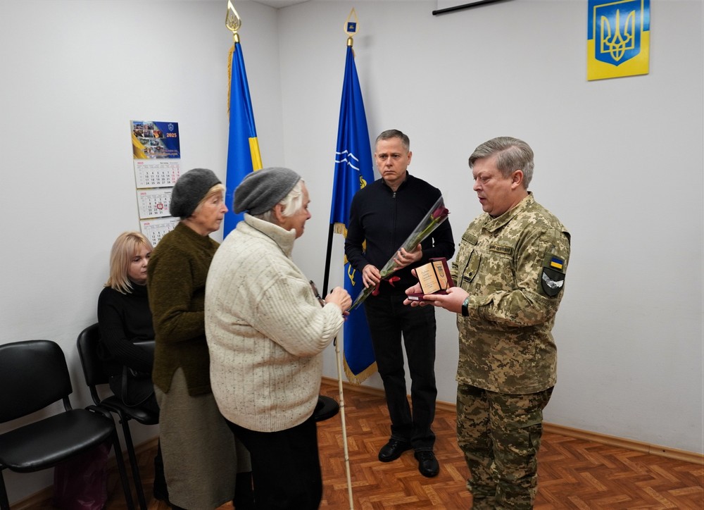 У Нікополі сьогодні рідним чотирьох полеглих Героїв передали державні нагороди (фото) У Нікополі сьогодні рідним чотирьох полеглих Героїв передали державні нагороди (фото)