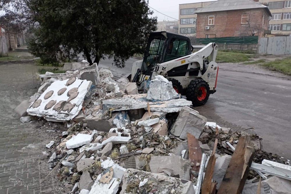 У Нікополі усувають наслідки обстрілів, встановлюють габіони, прибирали сніг, обрізають гілки та зносять аварійні дерева: про роботу комунальників на цьому тижні (фото) У Нікополі усувають наслідки обстрілів, встановлюють габіони, прибирали сніг, обрізають гілки та зносять аварійні дерева: про роботу комунальників на цьому тижні (фото)