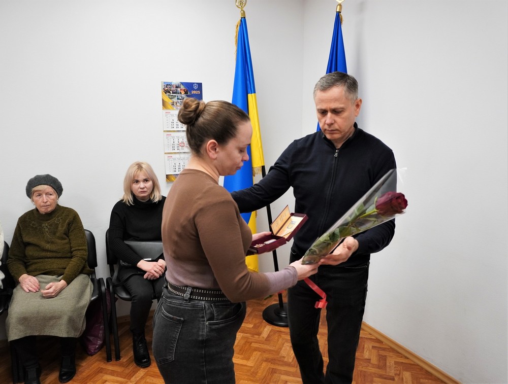 У Нікополі сьогодні рідним чотирьох полеглих Героїв передали державні нагороди (фото) У Нікополі сьогодні рідним чотирьох полеглих Героїв передали державні нагороди (фото)