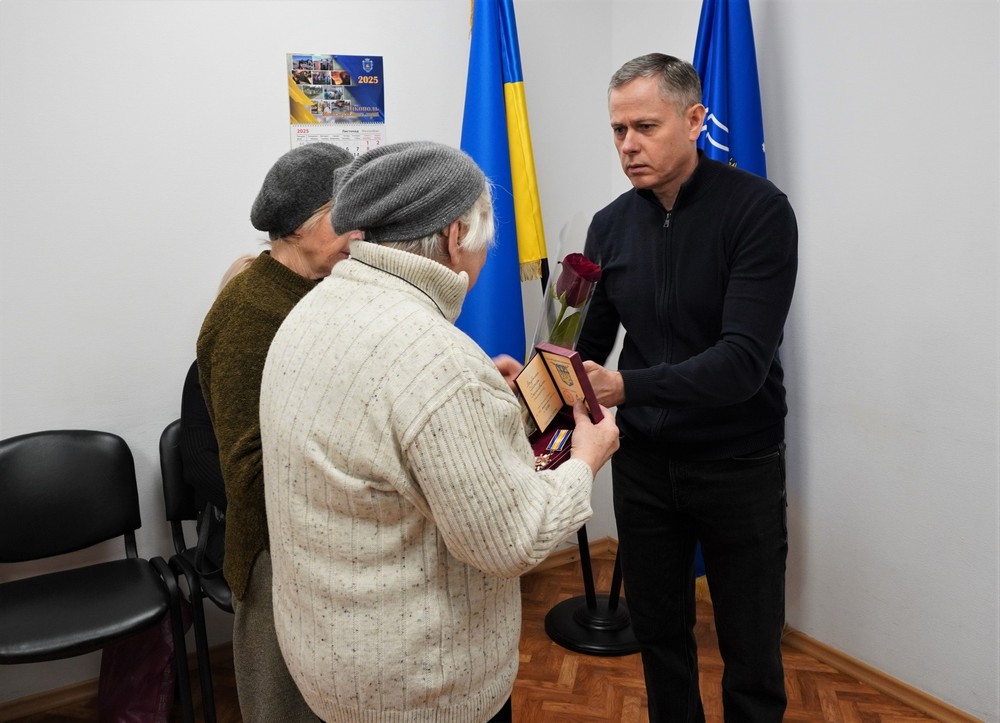 У Нікополі сьогодні рідним чотирьох полеглих Героїв передали державні нагороди (фото) У Нікополі сьогодні рідним чотирьох полеглих Героїв передали державні нагороди (фото)