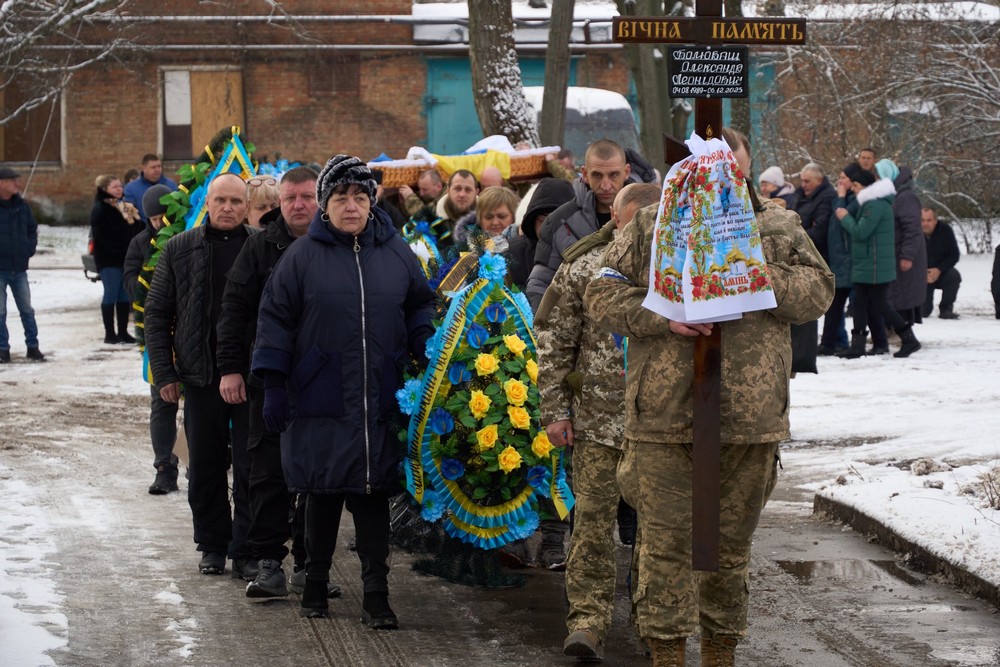 Його називали «Наш Чіп і Дейл», бо допомагав кожному: Нікополь сьогодні простився з молодим Захисником (фото) Його називали «Наш Чіп і Дейл», бо допомагав кожному: Нікополь сьогодні простився з молодим Захисником (фото)