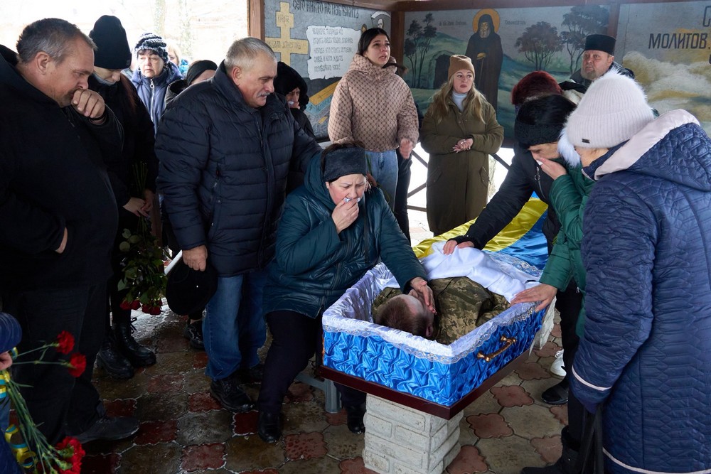 Його називали «Наш Чіп і Дейл», бо допомагав кожному: Нікополь сьогодні простився з молодим Захисником (фото) Його називали «Наш Чіп і Дейл», бо допомагав кожному: Нікополь сьогодні простився з молодим Захисником (фото)