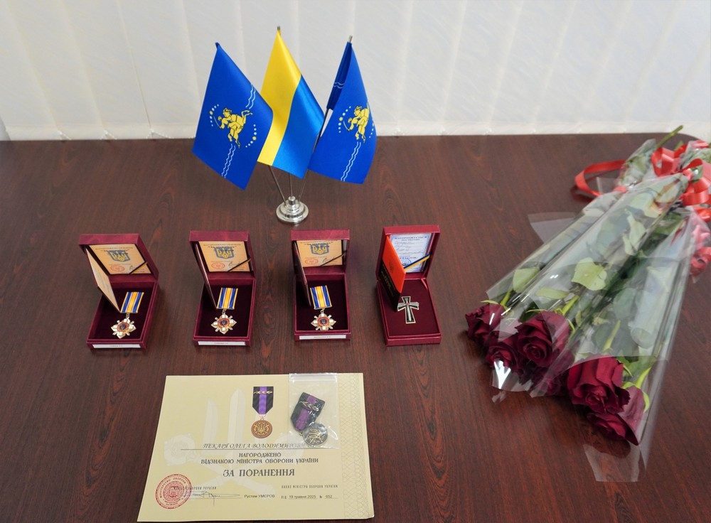 У Нікополі сьогодні, 17 грудня, рідним чотирьох полеглих Героїв передали державні нагороди, отримані воїнами, які заплатили найвищу ціну за свободу України. У Нікополі сьогодні, 17 грудня, рідним чотирьох полеглих Героїв передали державні нагороди, отримані воїнами, які заплатили найвищу ціну за свободу України.