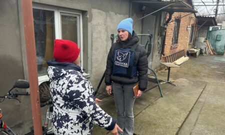 Страшні будні Нікополя: «Її дім, де колись пахло хлібом, перетворився на обгорілі стіни та пил. Вона не плакала, а заспокоювала кицю»