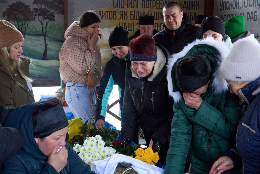 Його називали «Наш Чіп і Дейл», бо допомагав кожному: Нікополь сьогодні простився з молодим Захисником (фото) Його називали «Наш Чіп і Дейл», бо допомагав кожному: Нікополь сьогодні простився з молодим Захисником (фото)