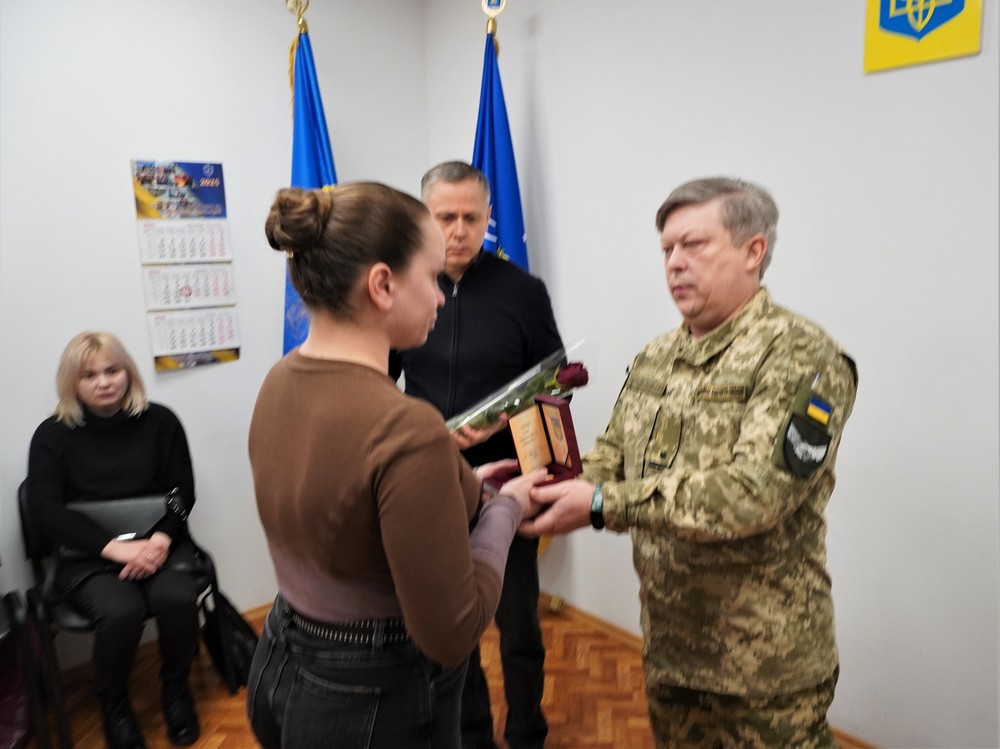 У Нікополі сьогодні рідним чотирьох полеглих Героїв передали державні нагороди (фото) У Нікополі сьогодні рідним чотирьох полеглих Героїв передали державні нагороди (фото)
