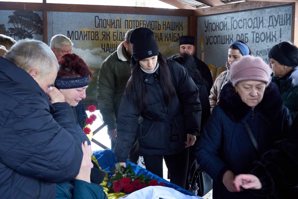 Його називали «Наш Чіп і Дейл», бо допомагав кожному: Нікополь сьогодні простився з молодим Захисником (фото) Його називали «Наш Чіп і Дейл», бо допомагав кожному: Нікополь сьогодні простився з молодим Захисником (фото)