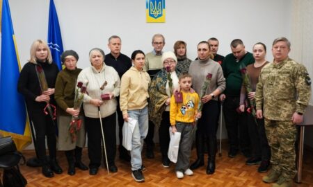 У Нікополі сьогодні рідним чотирьох полеглих Героїв передали державні нагороди (фото)