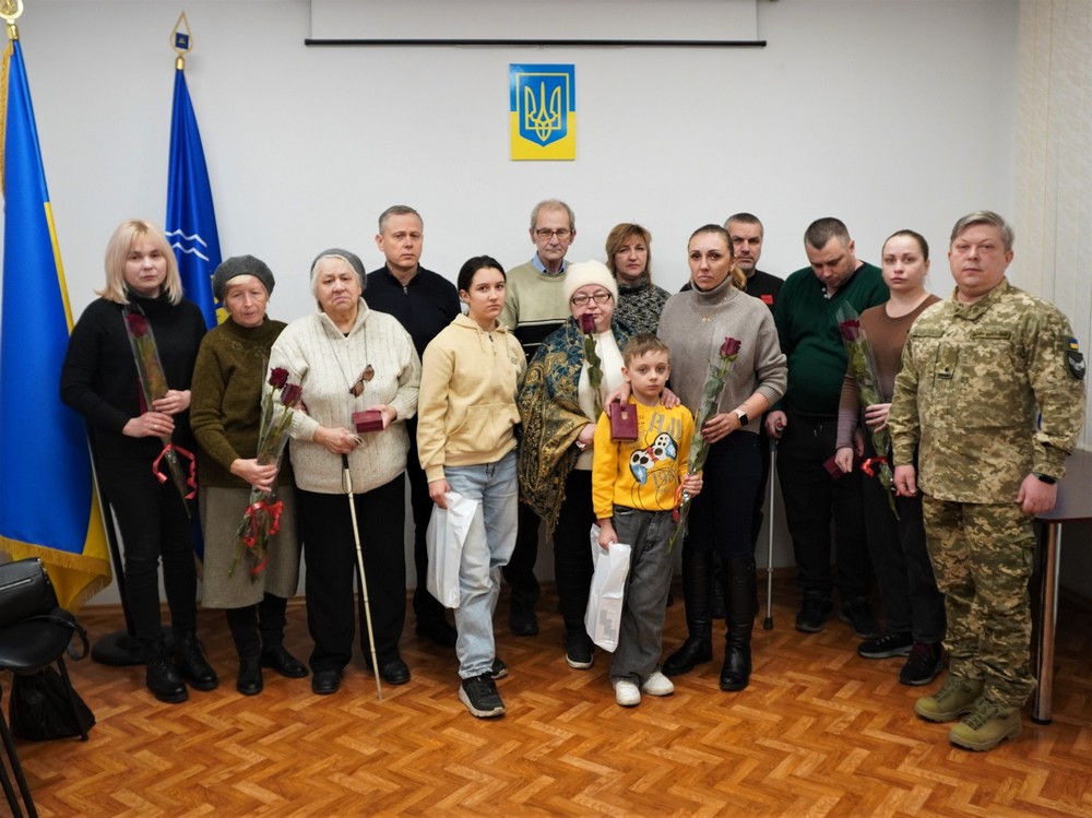 У Нікополі сьогодні рідним чотирьох полеглих Героїв передали державні нагороди (фото) 1 У Нікополі сьогодні рідним чотирьох полеглих Героїв передали державні нагороди (фото)
