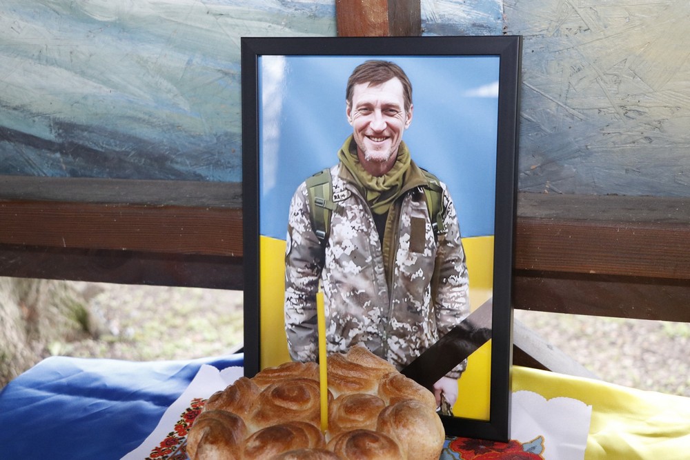 Загинув через три місяці після мобілізації і понад 2,5 роки вважався зниклим безвісти: Нікополь сьогодні провів в останню путь Захисника (фото) Загинув через три місяці після мобілізації і понад 2,5 роки вважався зниклим безвісти: Нікополь сьогодні провів в останню путь Захисника (фото)