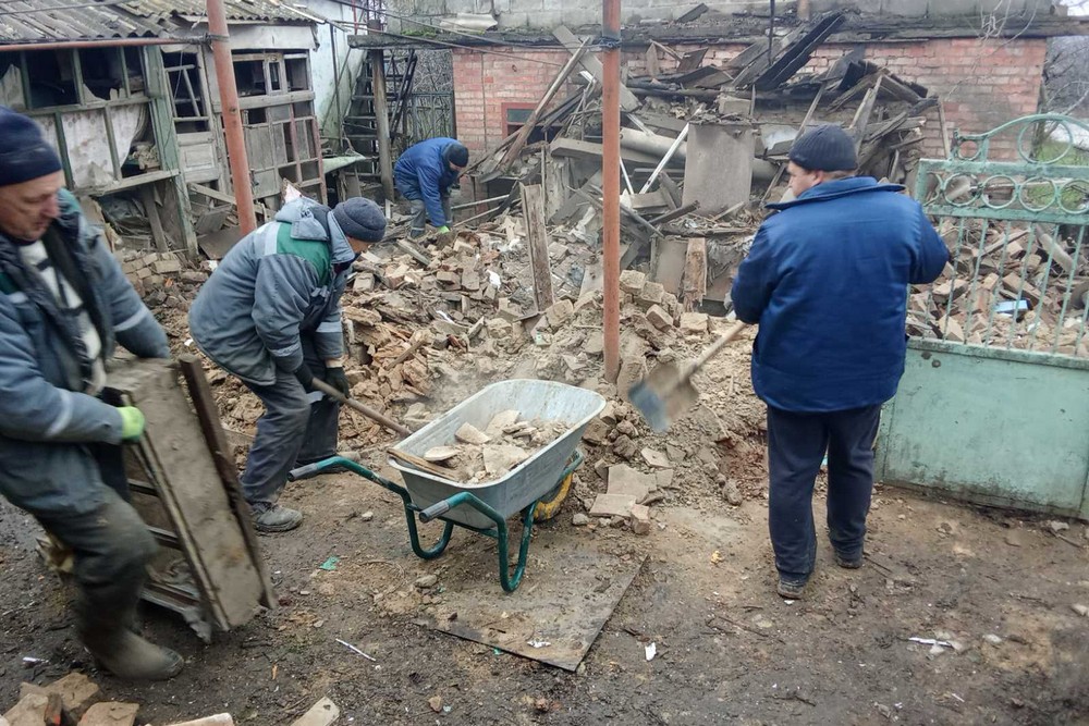 У Нікополі усувають наслідки обстрілів, встановлюють габіони, прибирали сніг, обрізають гілки та зносять аварійні дерева: про роботу комунальників на цьому тижні (фото) У Нікополі усувають наслідки обстрілів, встановлюють габіони, прибирали сніг, обрізають гілки та зносять аварійні дерева: про роботу комунальників на цьому тижні (фото)