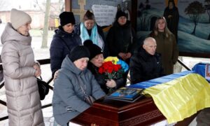Загинув через три місяці після мобілізації і понад 2,5 роки вважався зниклим безвісти: Нікополь сьогодні провів в останню путь Захисника (фото)