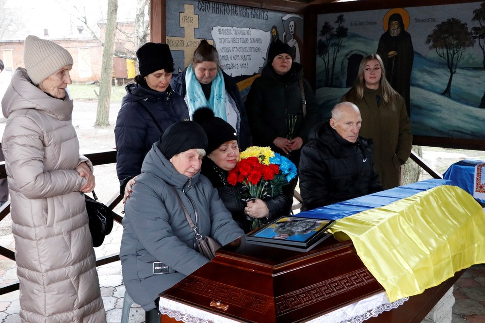 Загинув через три місяці після мобілізації і понад 2,5 роки вважався зниклим безвісти: Нікополь сьогодні провів в останню путь Захисника (фото) 1 Загинув через три місяці після мобілізації і понад 2,5 роки вважався зниклим безвісти: Нікополь сьогодні провів в останню путь Захисника (фото)