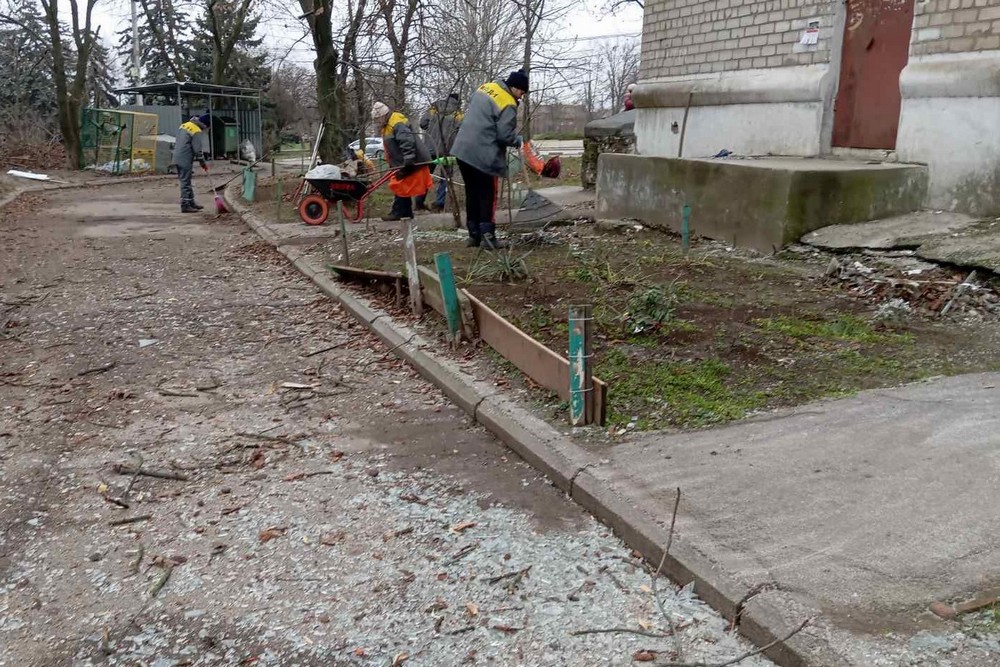 У Нікополі усувають наслідки обстрілів, встановлюють габіони, прибирали сніг, обрізають гілки та зносять аварійні дерева: про роботу комунальників на цьому тижні (фото) У Нікополі усувають наслідки обстрілів, встановлюють габіони, прибирали сніг, обрізають гілки та зносять аварійні дерева: про роботу комунальників на цьому тижні (фото)