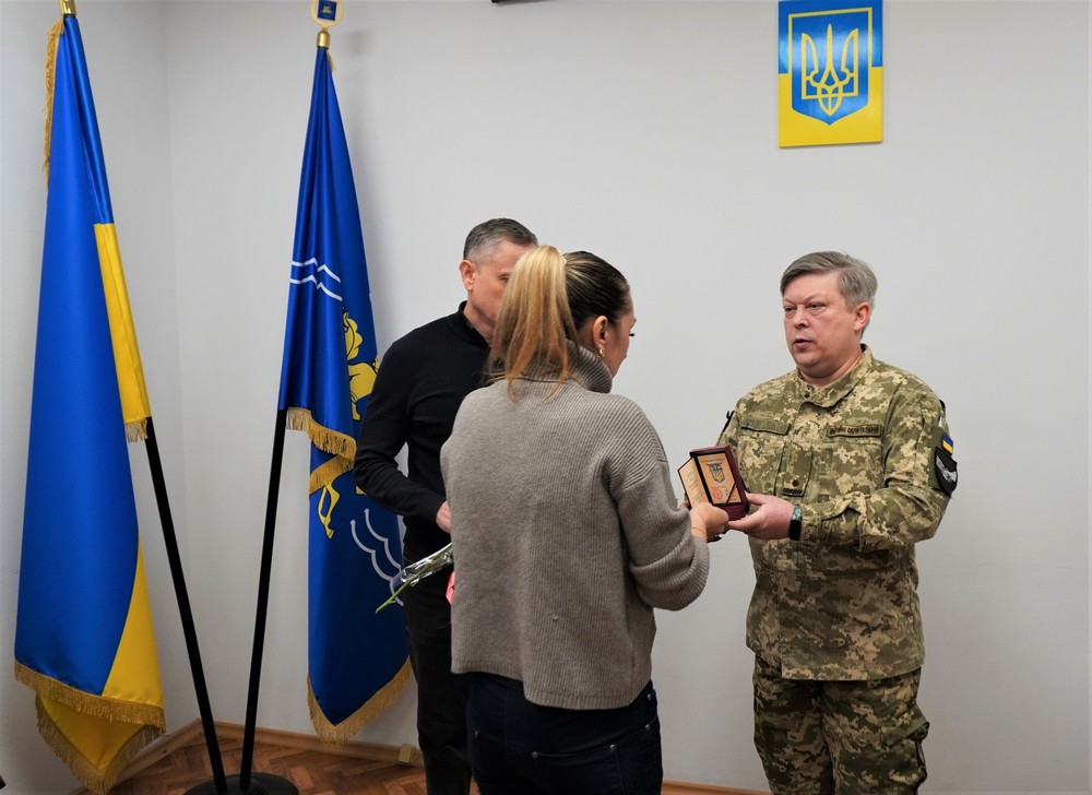 У Нікополі сьогодні рідним чотирьох полеглих Героїв передали державні нагороди (фото) У Нікополі сьогодні рідним чотирьох полеглих Героїв передали державні нагороди (фото)