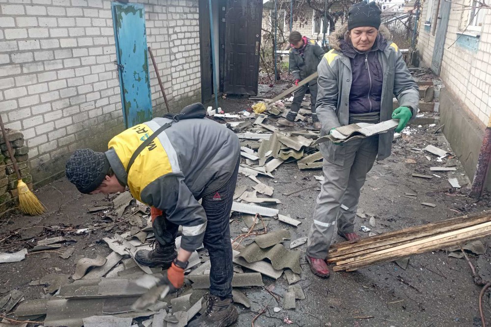 У Нікополі усувають наслідки обстрілів, встановлюють габіони, прибирали сніг, обрізають гілки та зносять аварійні дерева: про роботу комунальників на цьому тижні (фото) У Нікополі усувають наслідки обстрілів, встановлюють габіони, прибирали сніг, обрізають гілки та зносять аварійні дерева: про роботу комунальників на цьому тижні (фото)