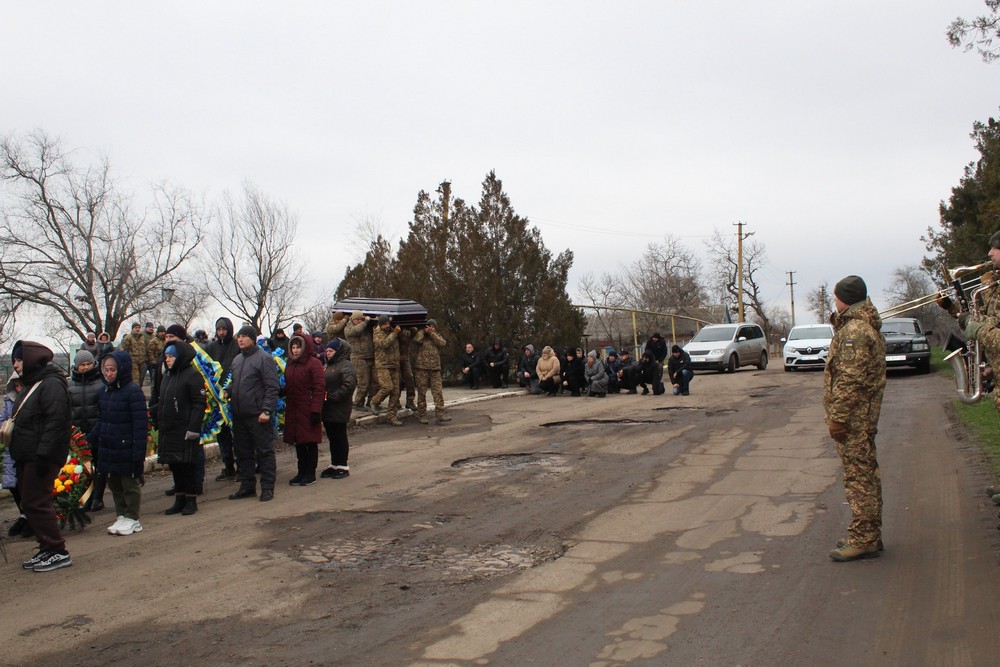 На Нікопольщині сьогодні провели в останню путь Захисника: фото