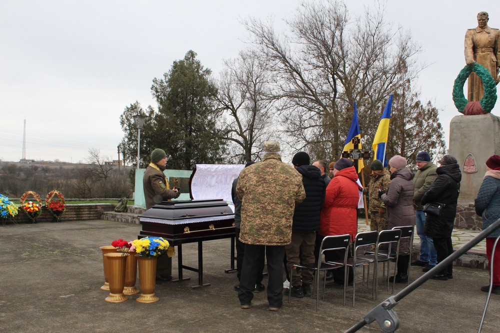 На Нікопольщині сьогодні провели в останню путь Захисника: фото