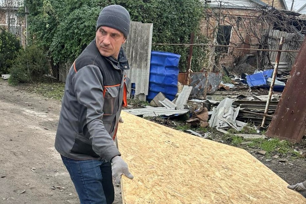 У Нікополі усувають наслідки обстрілів, встановлюють габіони, прибирали сніг, обрізають гілки та зносять аварійні дерева: про роботу комунальників на цьому тижні (фото) У Нікополі усувають наслідки обстрілів, встановлюють габіони, прибирали сніг, обрізають гілки та зносять аварійні дерева: про роботу комунальників на цьому тижні (фото)