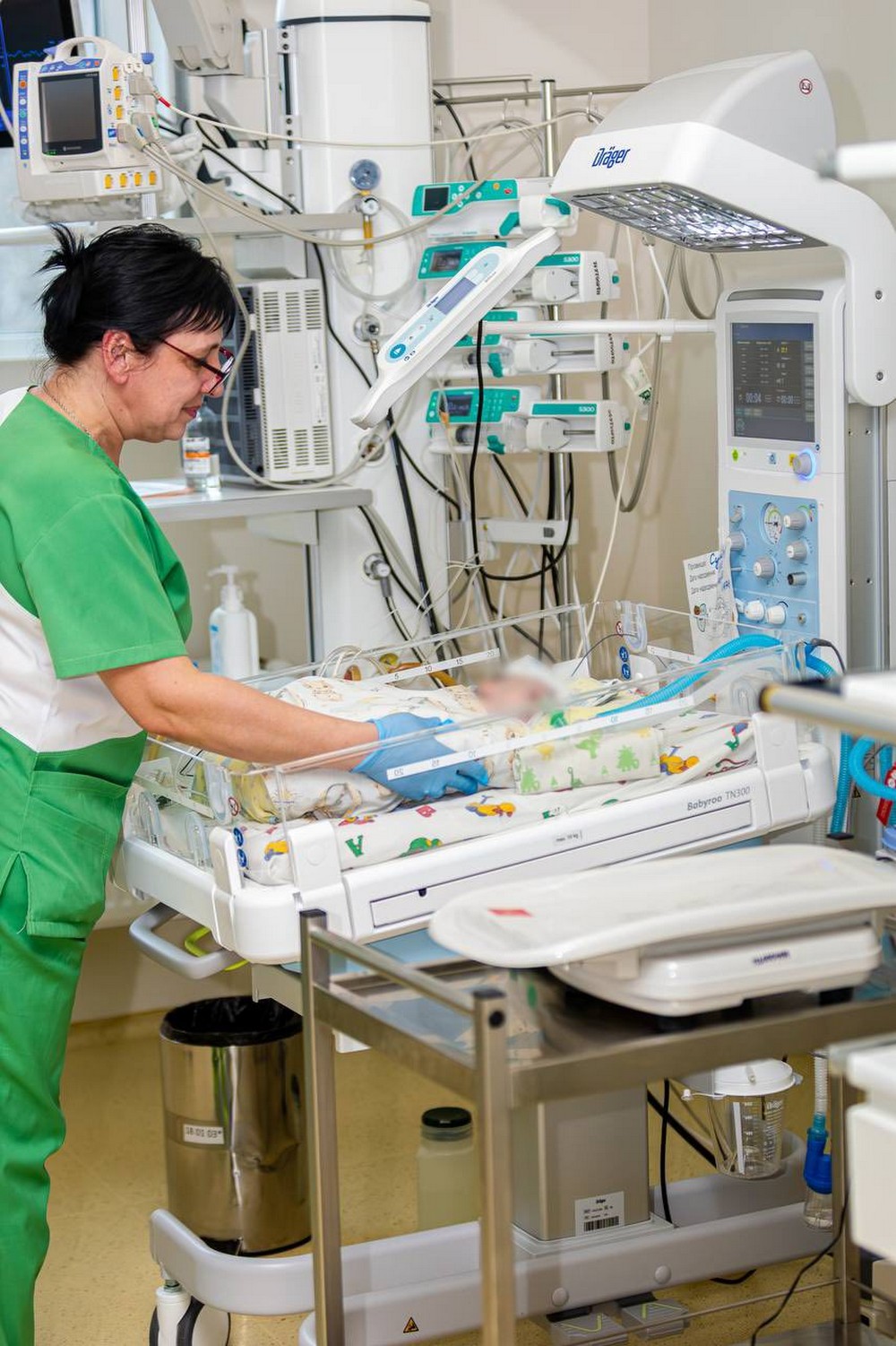 Найменший врятований пацієнт важив 700 грамів: як на Дніпропетровщині допомагають вижити недоношеним немовлятам (фото)