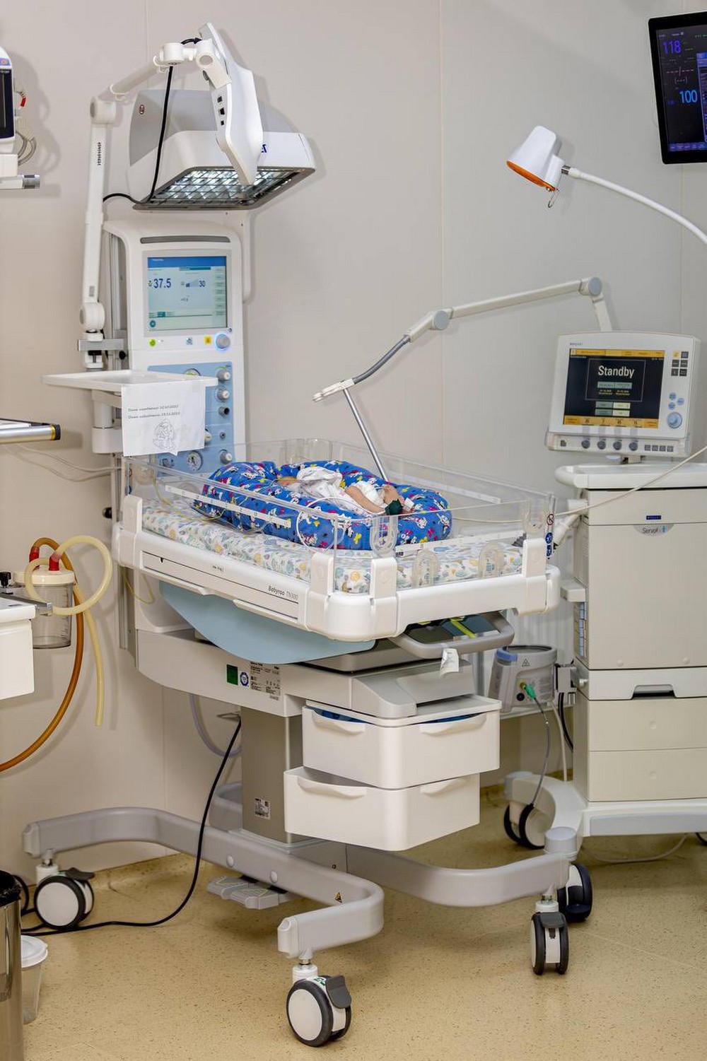 Найменший врятований пацієнт важив 700 грамів: як на Дніпропетровщині допомагають вижити недоношеним немовлятам (фото)