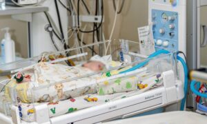 Найменший врятований пацієнт важив 700 грамів: як на Дніпропетровщині допомагають вижити недоношеним немовлятам (фото)