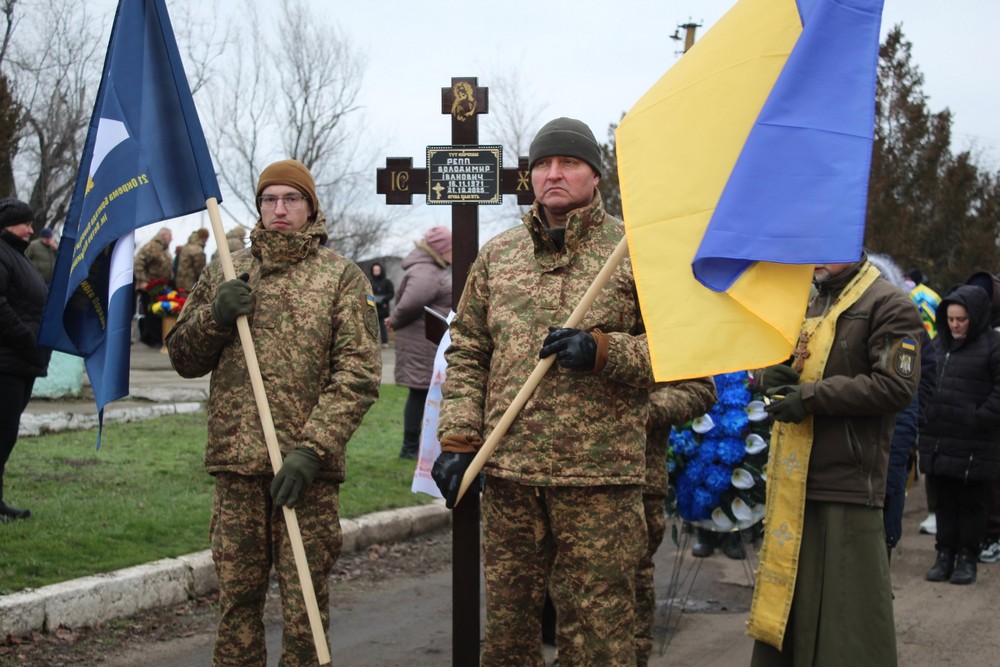Був людиною честі і мужності: на Нікопольщині сьогодні провели в останню путь Захисника (фото)