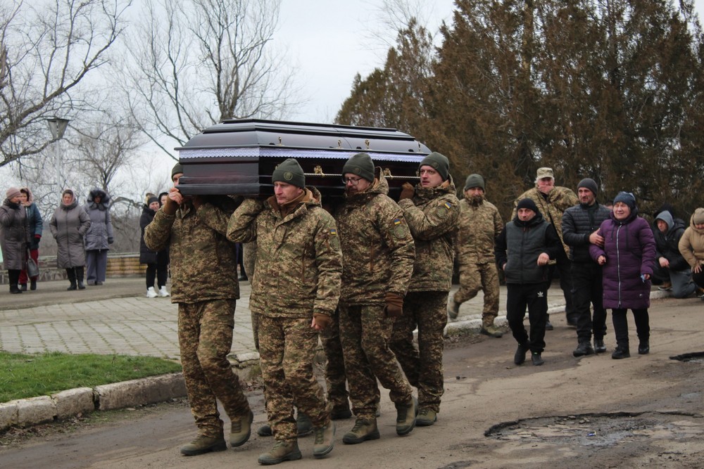 На Нікопольщині сьогодні провели в останню путь Захисника: фото