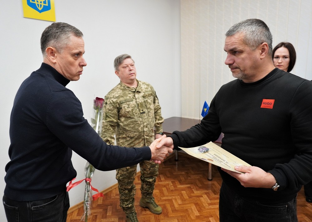 У Нікополі сьогодні рідним чотирьох полеглих Героїв передали державні нагороди (фото) У Нікополі сьогодні рідним чотирьох полеглих Героїв передали державні нагороди (фото)