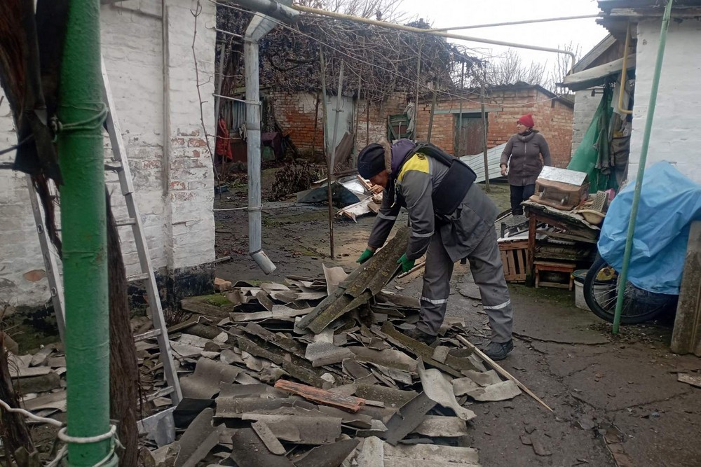 У Нікополі усувають наслідки обстрілів, встановлюють габіони, прибирали сніг, обрізають гілки та зносять аварійні дерева: про роботу комунальників на цьому тижні (фото) У Нікополі усувають наслідки обстрілів, встановлюють габіони, прибирали сніг, обрізають гілки та зносять аварійні дерева: про роботу комунальників на цьому тижні (фото)