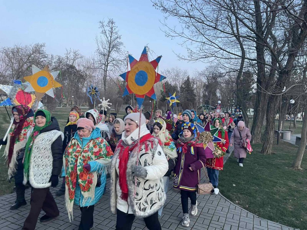 На Різдво у Покрові 25 грудня провели традиційну ходу з унікальними автентичними атрибутами (фото)