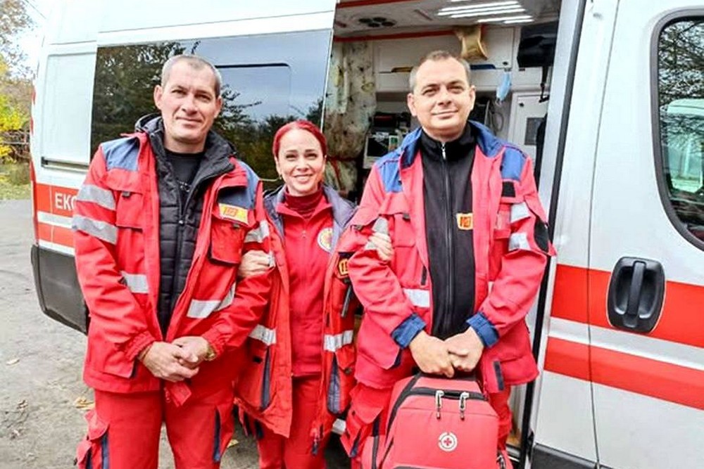 Медики Нікополя рятували людей під час ворожого «сафарі». Дрон влучив в автівку і тяжко поранив чоловіка. Інший дрон завис над автівкою, не підпускаючи до неї рятувальників і медичних працівників. А потім вдарив по іншій машині з людиною на сусідній вулиці…