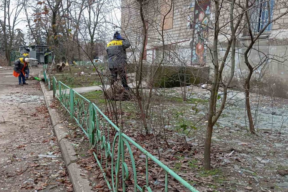 У Нікополі усувають наслідки обстрілів, встановлюють габіони, прибирали сніг, обрізають гілки та зносять аварійні дерева: про роботу комунальників на цьому тижні (фото) У Нікополі усувають наслідки обстрілів, встановлюють габіони, прибирали сніг, обрізають гілки та зносять аварійні дерева: про роботу комунальників на цьому тижні (фото)