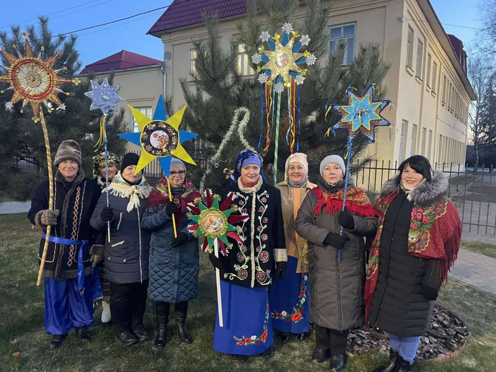 На Різдво у Покрові 25 грудня провели традиційну ходу з унікальними автентичними атрибутами (фото)