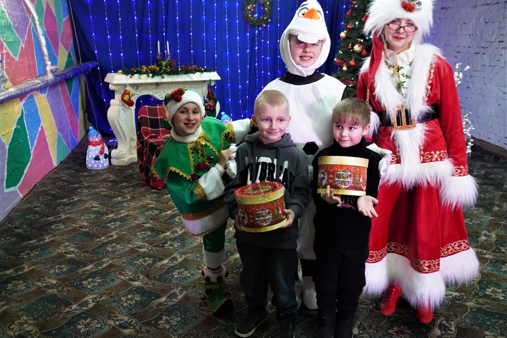 Свято в укритті у Нікополі: дітям пільгових категорій вручили новорічні подарунки (фото)