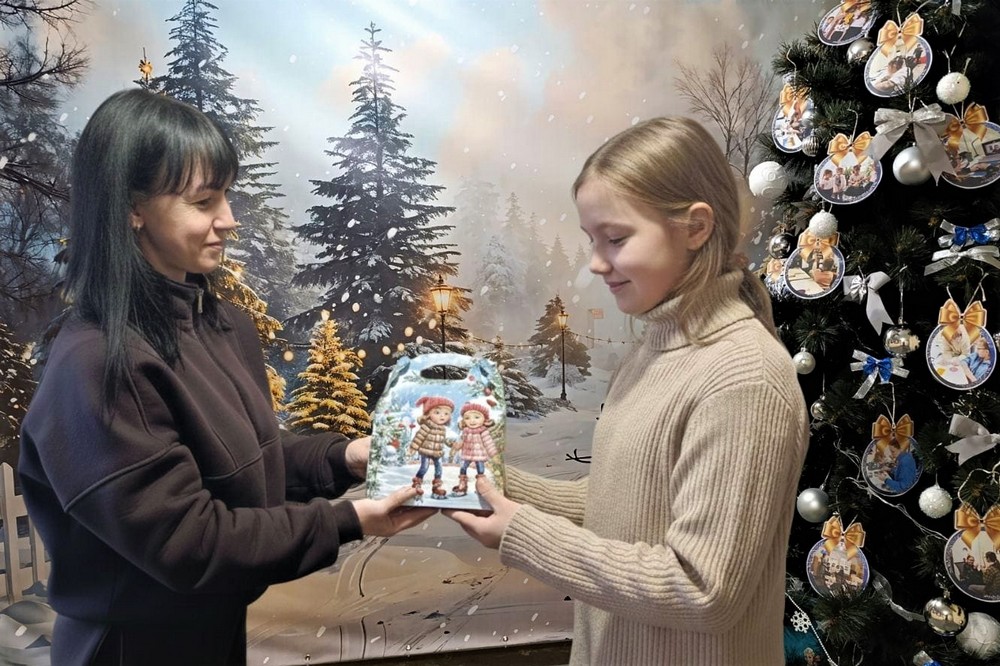 Свято в укритті у Нікополі: дітям пільгових категорій вручили новорічні подарунки (фото)