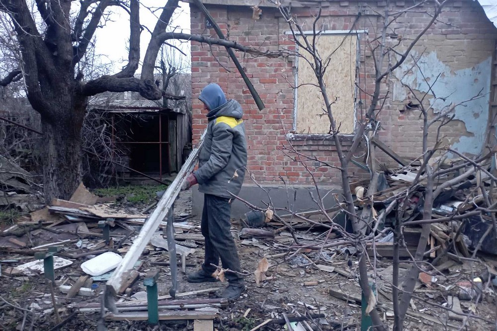 Руйнування у Нікополі внаслідок обстрілів: на вулицях працюють комунальники, вони виконують й інші роботи (фото)