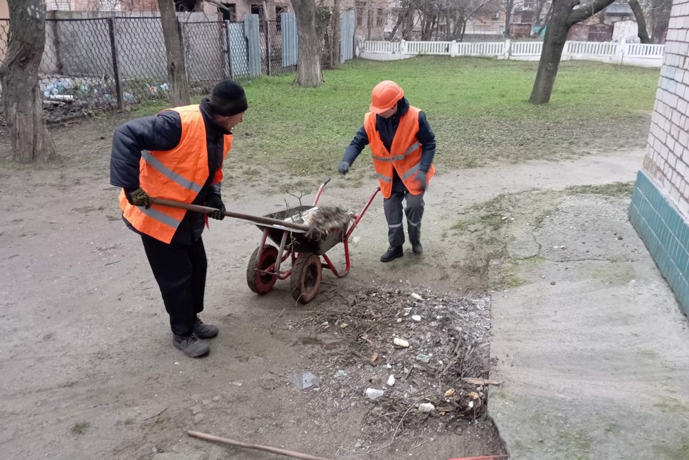 Руйнування у Нікополі внаслідок обстрілів: на вулицях працюють комунальники, вони виконують й інші роботи (фото)