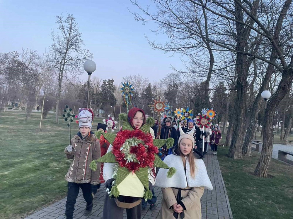 На Різдво у Покрові 25 грудня провели традиційну ходу з унікальними автентичними атрибутами (фото)