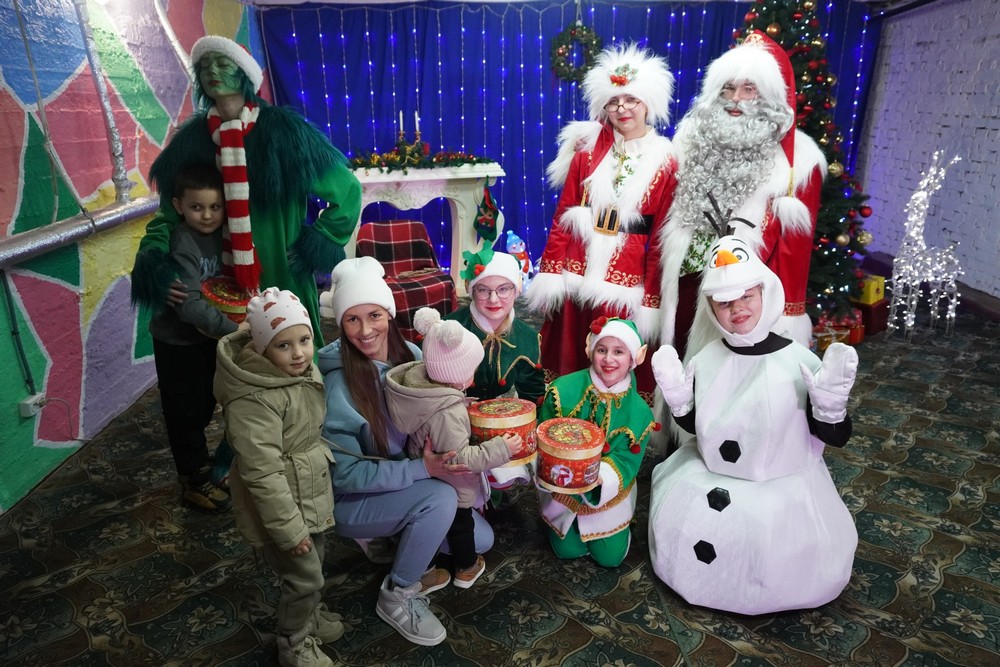 Свято в укритті у Нікополі: дітям пільгових категорій вручили новорічні подарунки (фото)