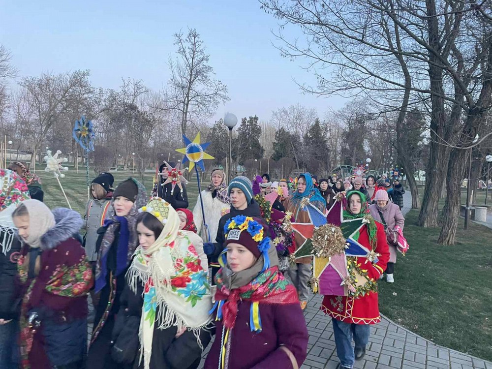На Різдво у Покрові 25 грудня провели традиційну ходу з унікальними автентичними атрибутами (фото)