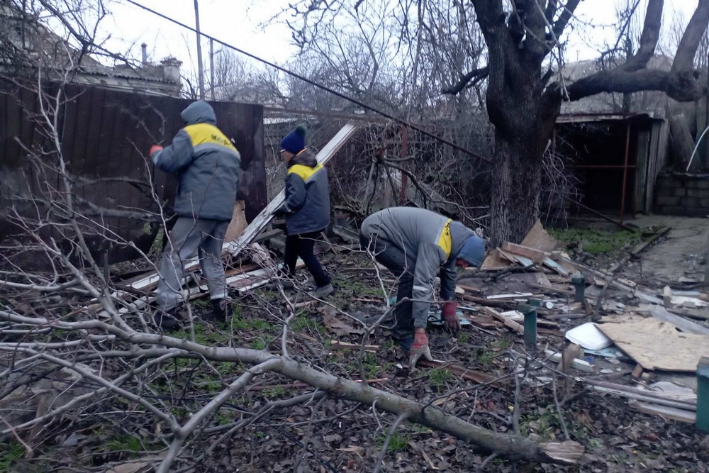 Руйнування у Нікополі внаслідок обстрілів: на вулицях працюють комунальники, вони виконують й інші роботи (фото)