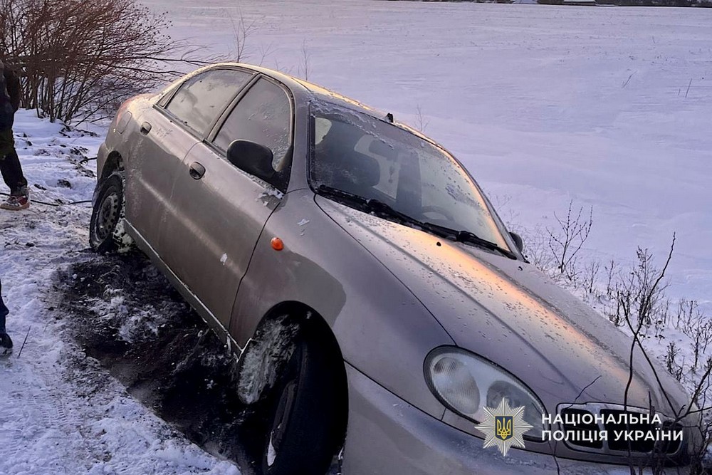 На Дніпропетровщині поліція допомагає водіям у складних погодних умовах (фото) На Дніпропетровщині поліція допомагає водіям у складних погодних умовах (фото)
