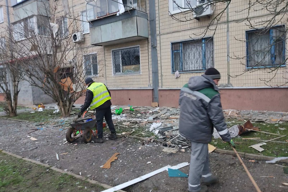 Руйнування у Нікополі внаслідок обстрілів: на вулицях працюють комунальники, вони виконують й інші роботи (фото)