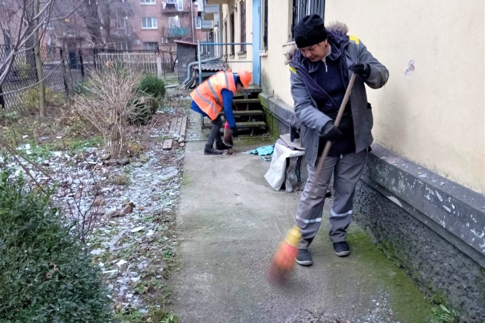 Руйнування у Нікополі внаслідок обстрілів: на вулицях працюють комунальники, вони виконують й інші роботи (фото)